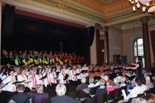 Chor "viva la musica" im Foto links im Vordergrund